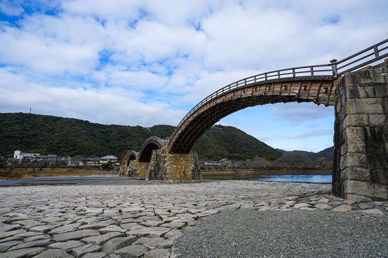 四季の風景に木造アーチが映える「錦帯橋」
